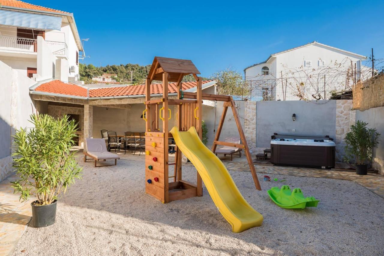 Beachfront Luxury Villa Vinisce Exterior photo