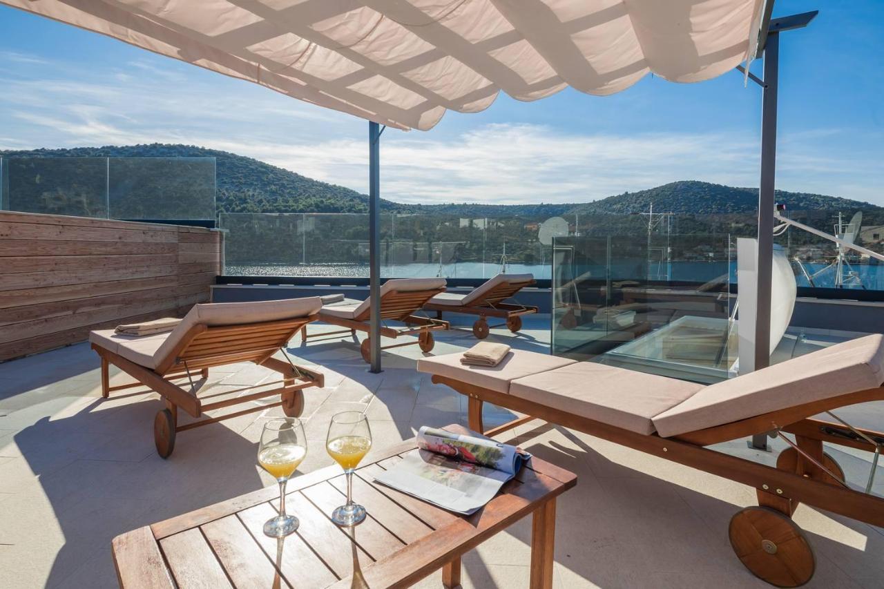 Beachfront Luxury Villa Vinisce Exterior photo