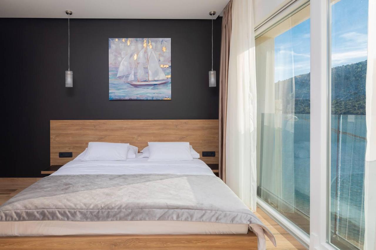 Beachfront Luxury Villa Vinisce Exterior photo