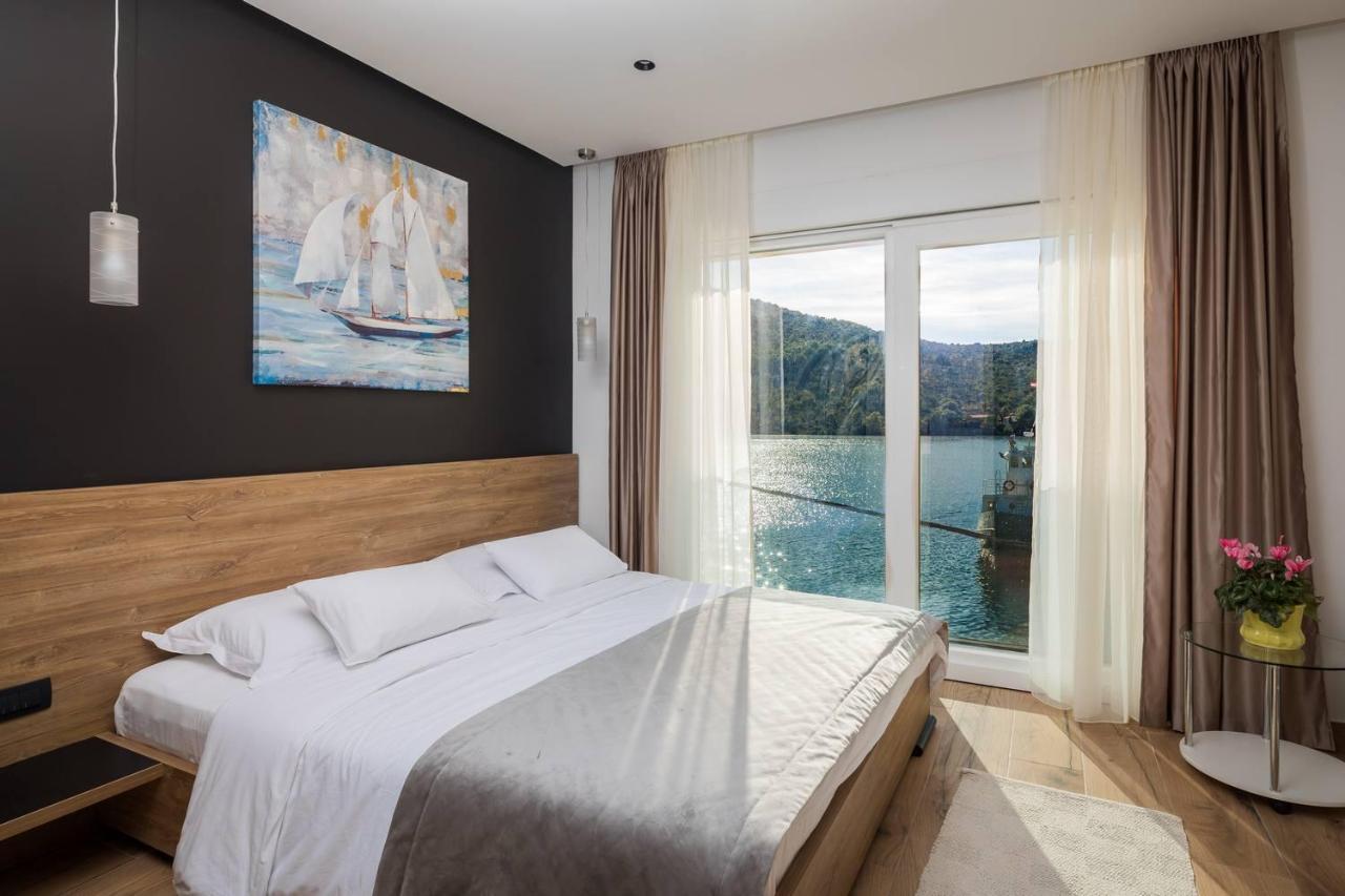 Beachfront Luxury Villa Vinisce Exterior photo