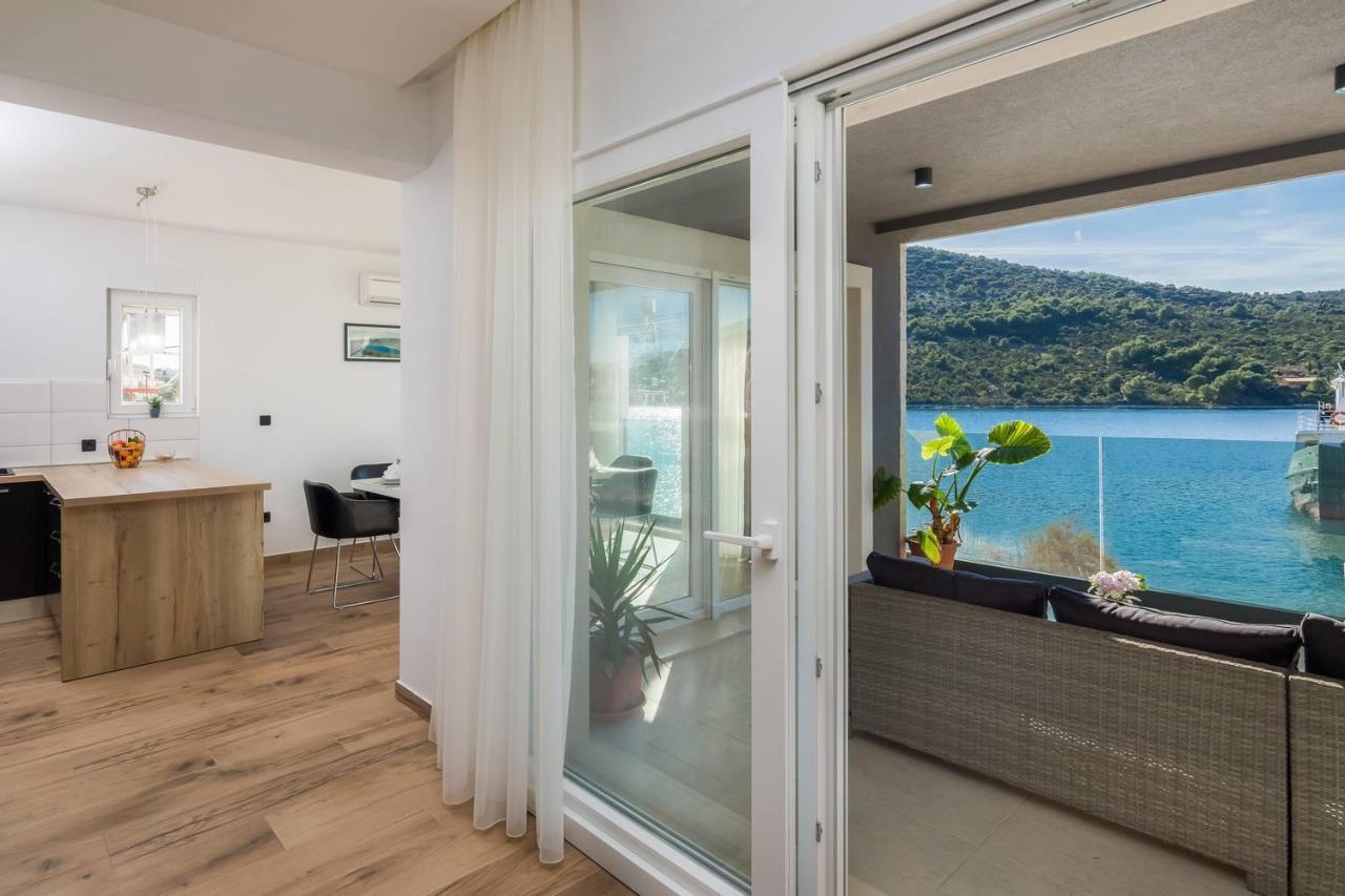 Beachfront Luxury Villa Vinisce Exterior photo