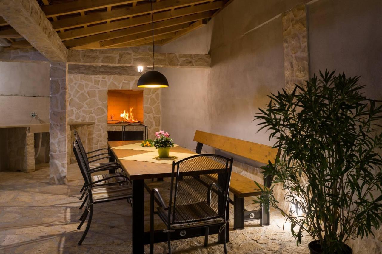 Beachfront Luxury Villa Vinisce Exterior photo
