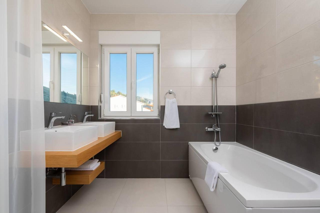 Beachfront Luxury Villa Vinisce Exterior photo