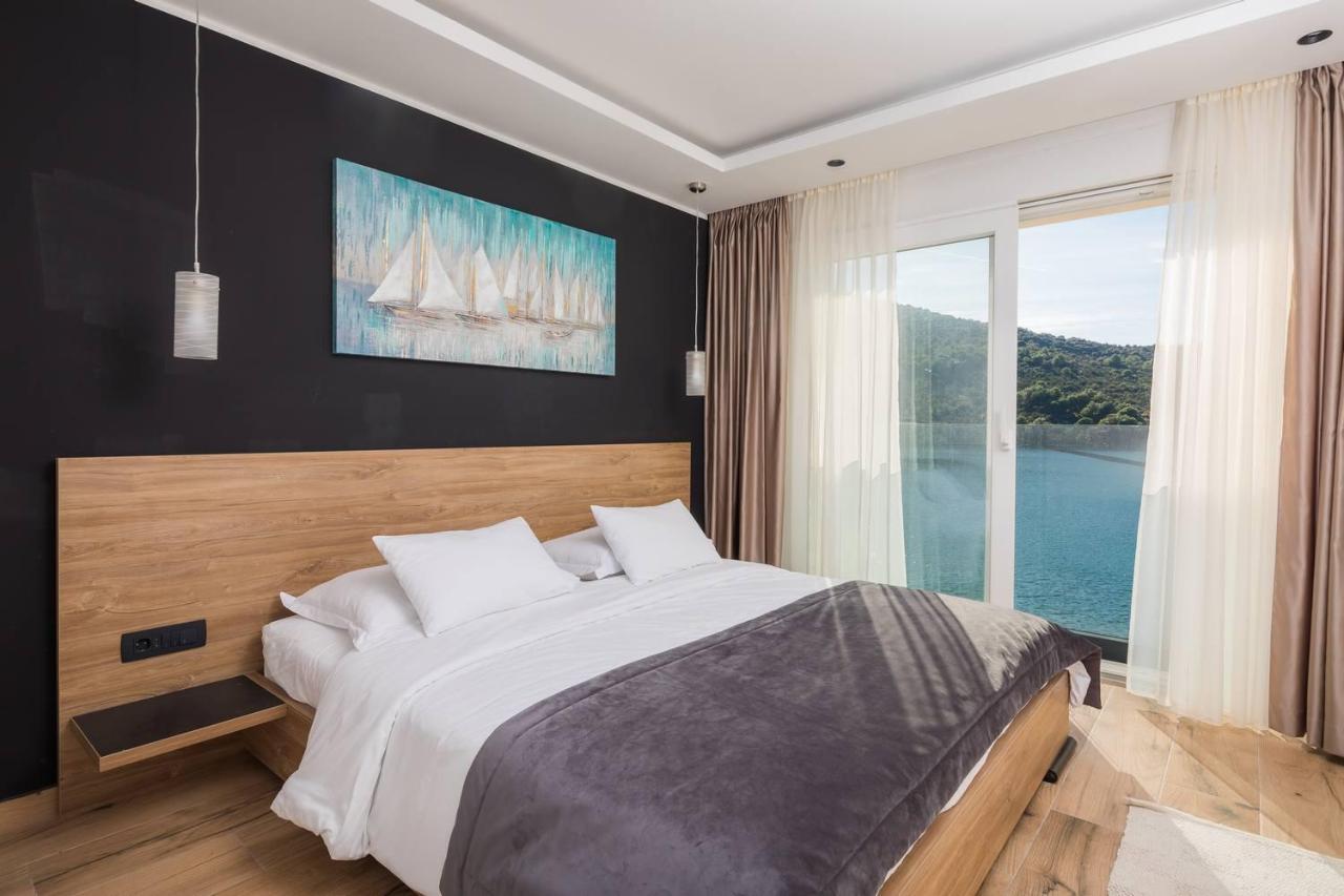 Beachfront Luxury Villa Vinisce Exterior photo