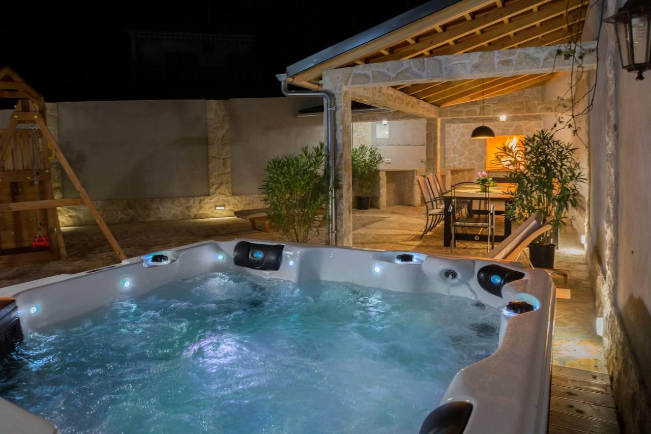 Beachfront Luxury Villa Vinisce Exterior photo