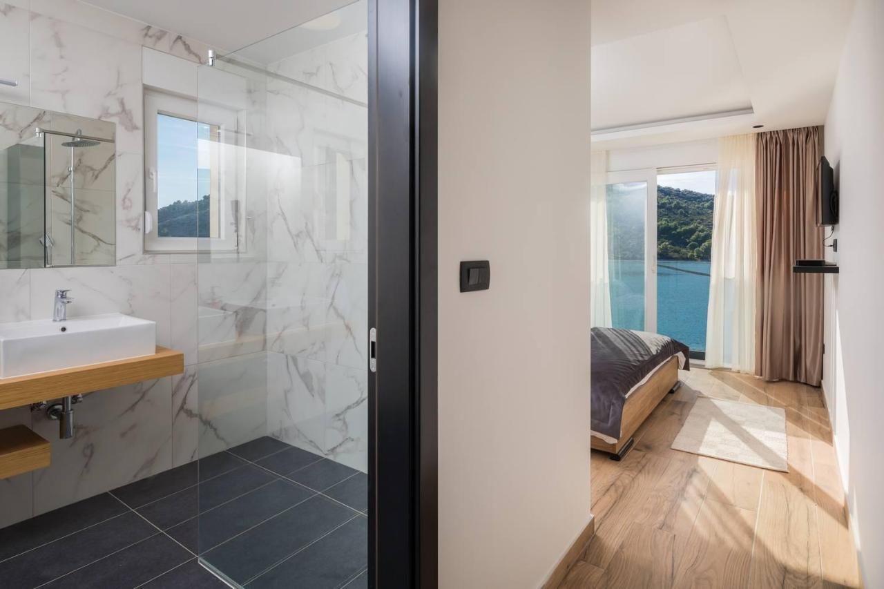 Beachfront Luxury Villa Vinisce Exterior photo