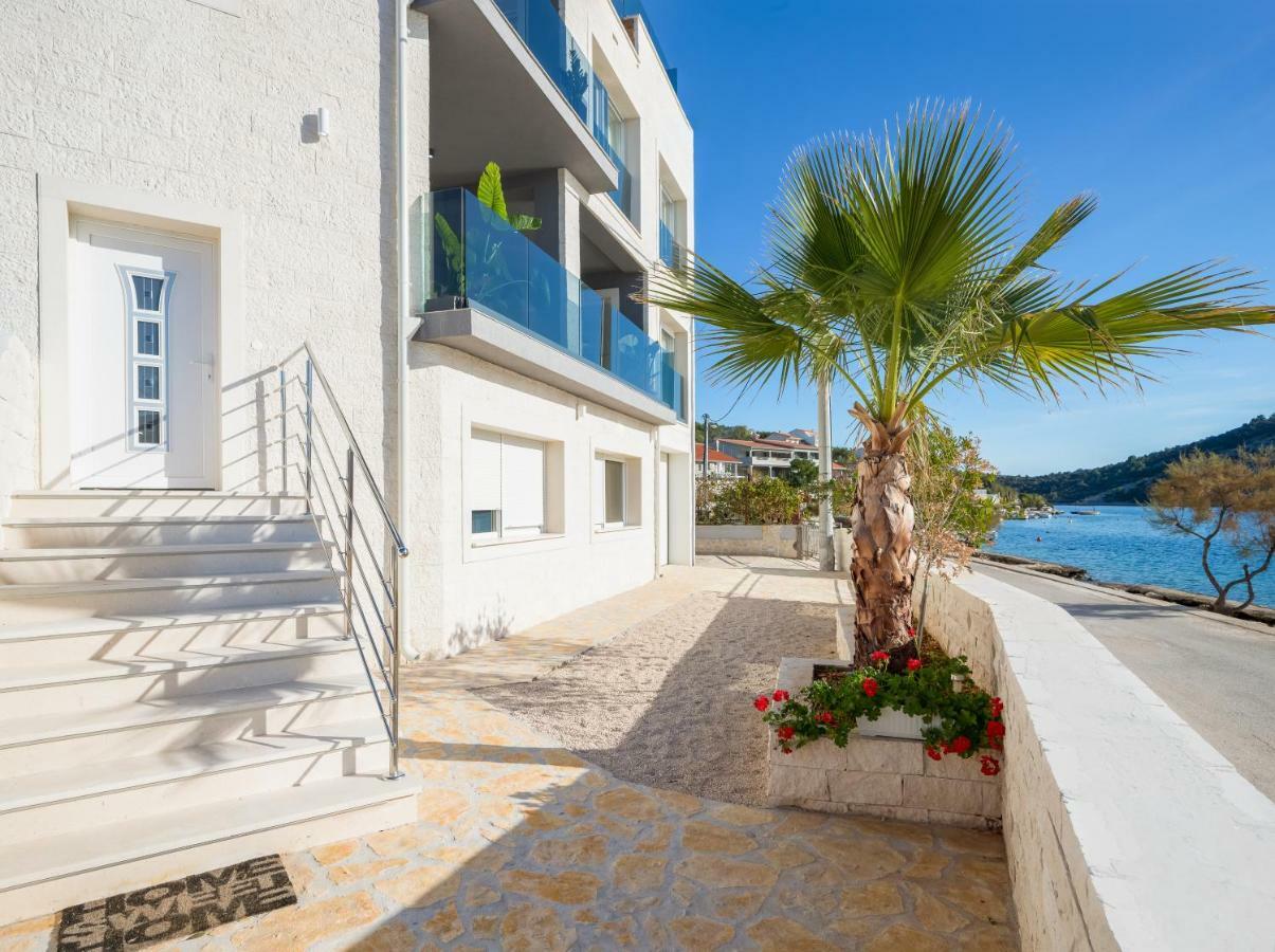 Beachfront Luxury Villa Vinisce Exterior photo